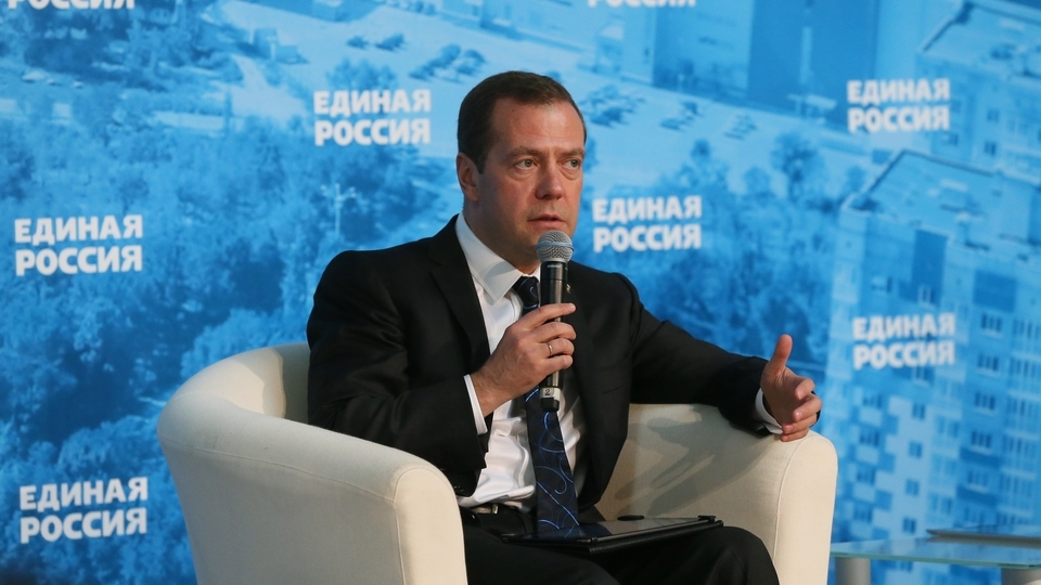 Медведев рассмотрит внедрение специнвестконтрактов для фармацевтической отрасли фото
